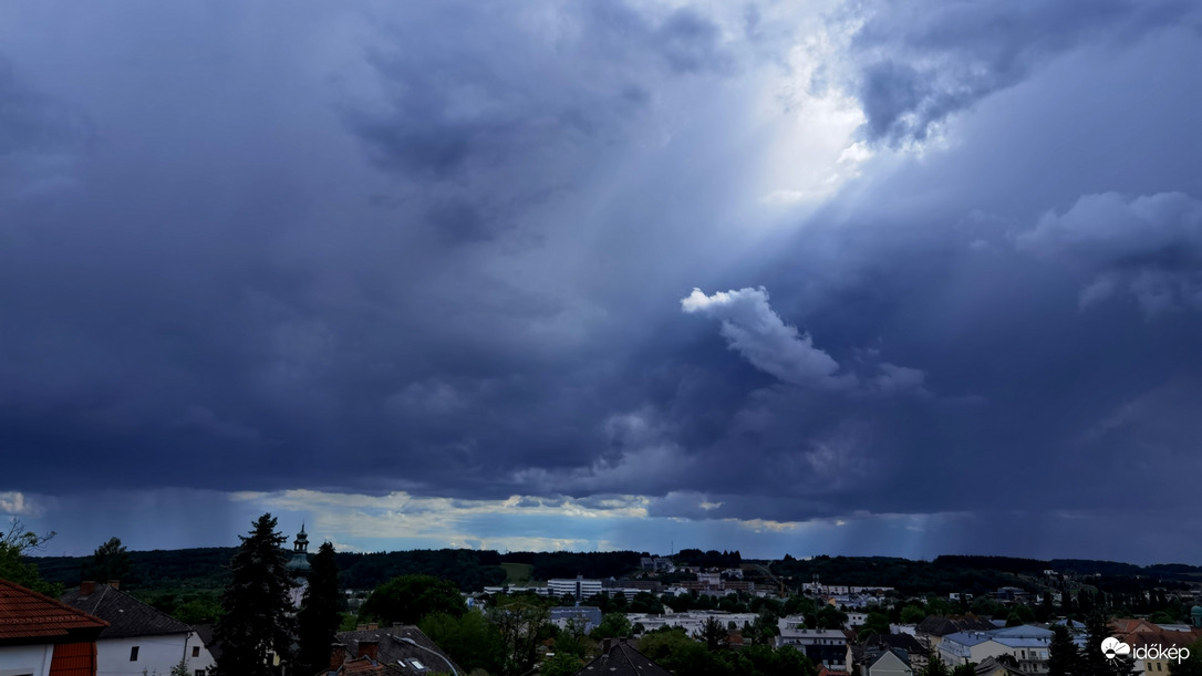 Két zivatarfelhő találkozása