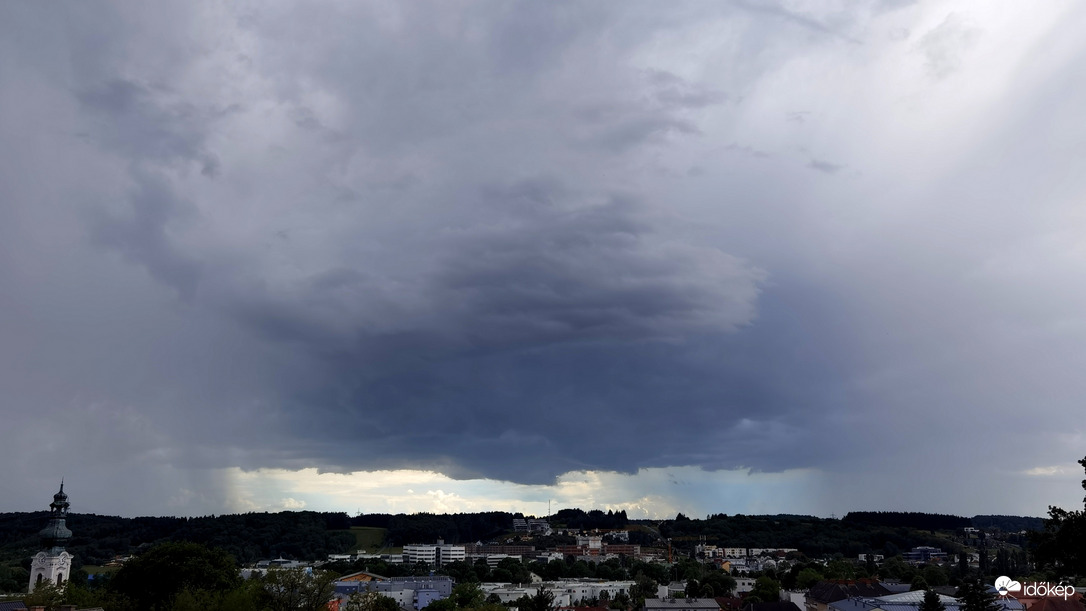 Két zivatarfelhő találkozása 