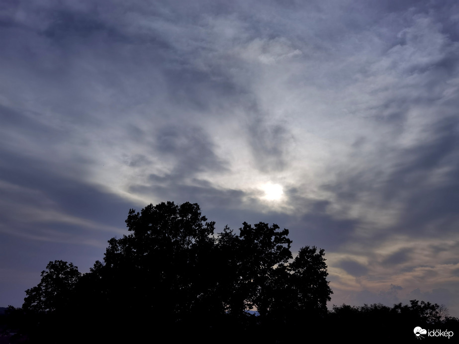 Szaharai poros 34 fokos nyári délutáni égbolt 