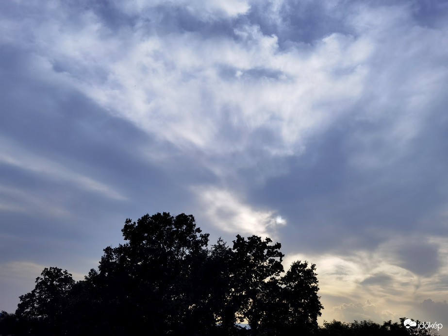 Szaharai poros 34 fokos nyári délutáni égbolt 