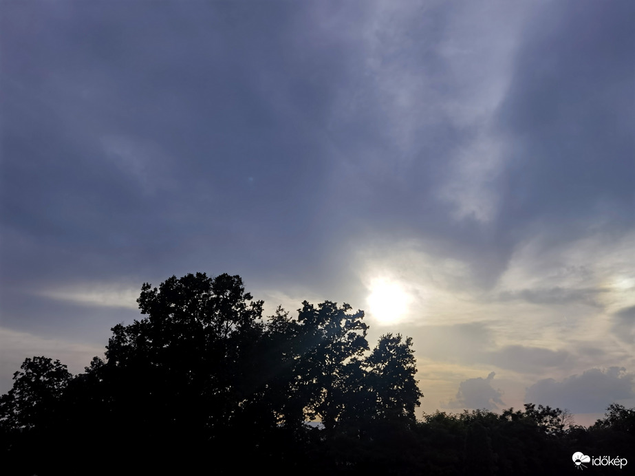 Szaharai poros 34 fokos nyári délutáni égbolt 