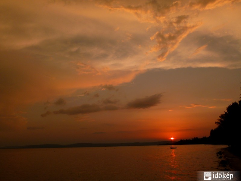esti pompa a Balaton felett