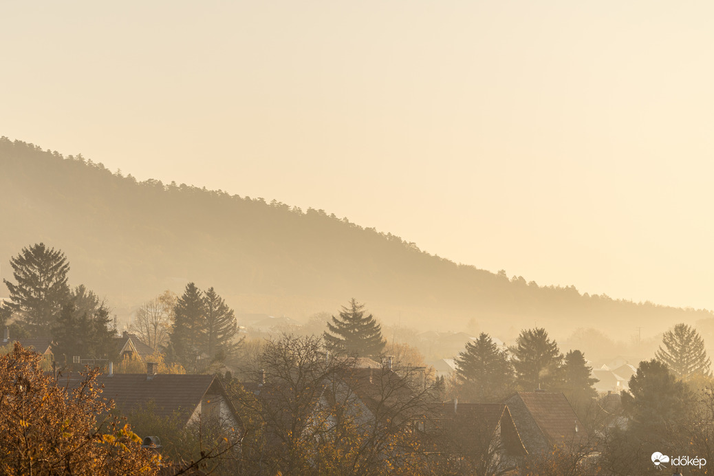 Napos, ködös reggel