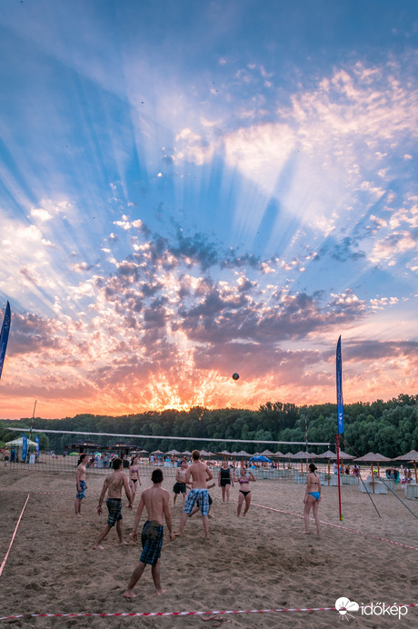 Egy eszméletlen naplemente a Körös-toroki strandon