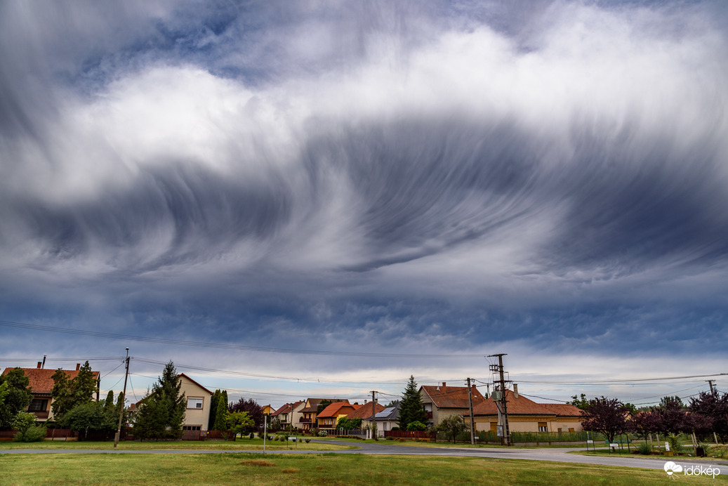 Szépen fésült felhő Ruzsa felett :)