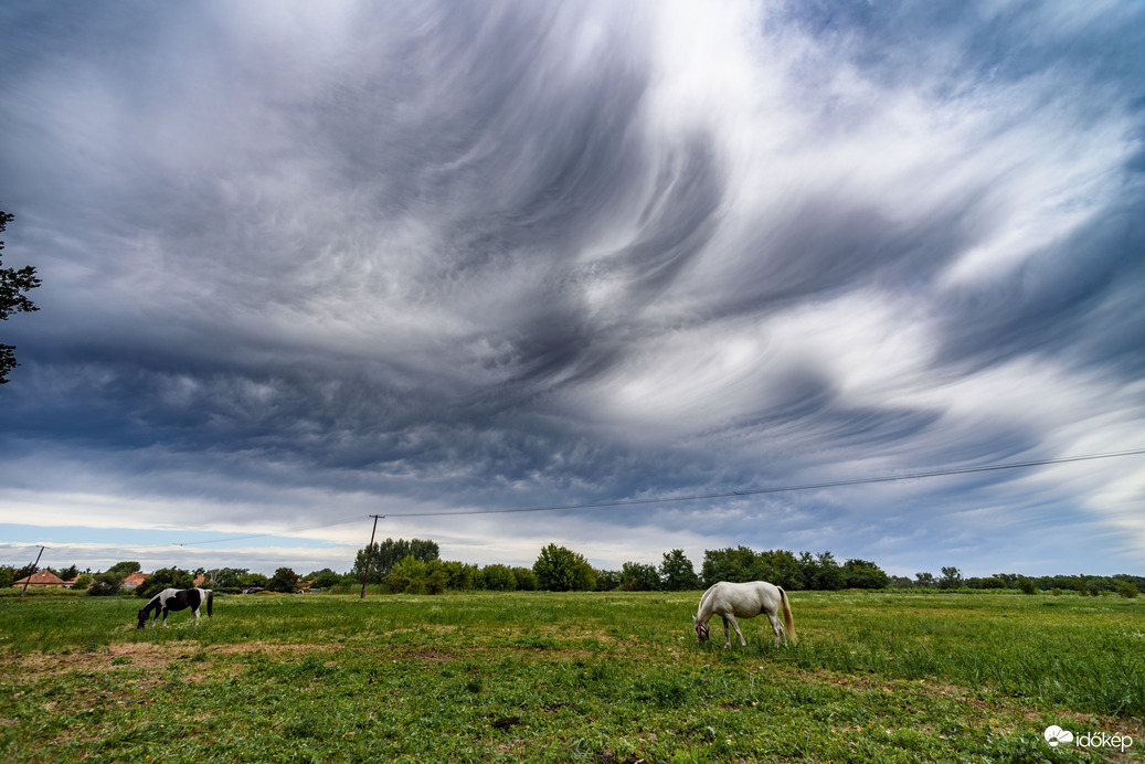 Szépen fésült lovak, izéé vagyis felhők  :D