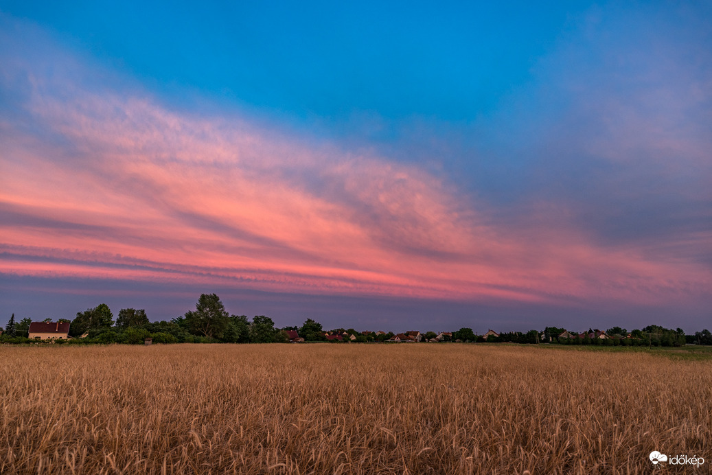 Mai naplemente fényei keleti irányból