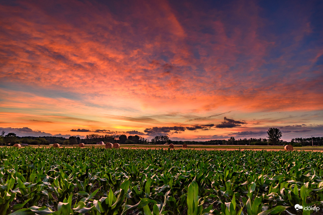 Mai naplemente fényei nyugati irányból