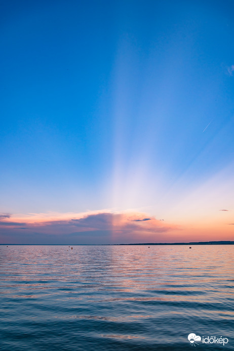 Napnyugta felől, a gomolyfelhőkön keresztül áttörő fény Tyndall sugarakat hoz létre, mely különös esetekben elletétes oldalon is megjelennek a horizont felett, gyönyörű látványt nyújtva. 