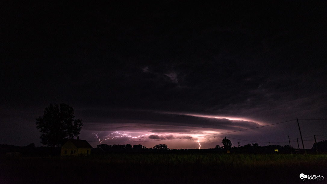 Elég szép szupercella haladt végig éjjel az országon. Ruzsát csak a hatalmas szele érintette, a Tiszához érve elgyengült.