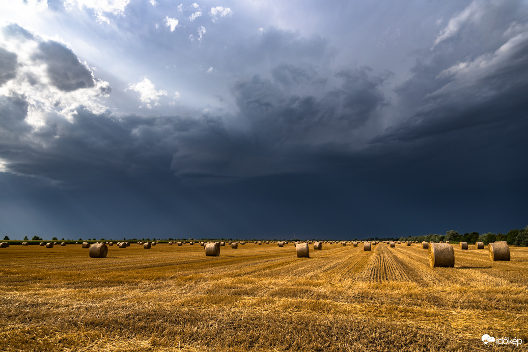 250km széles zivatarlánc halad az országon át!