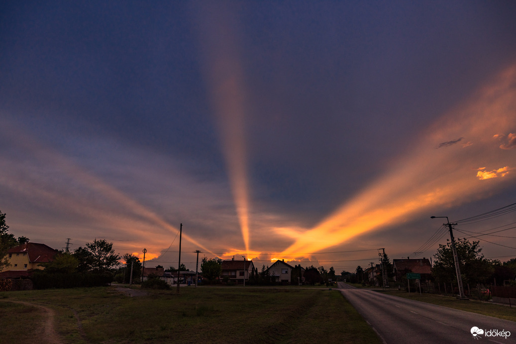 Égbe törő hatalmas sugarak