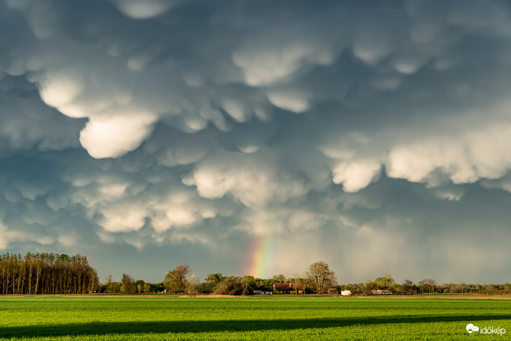 Tegnapi sötét felhőt követő mammatusok