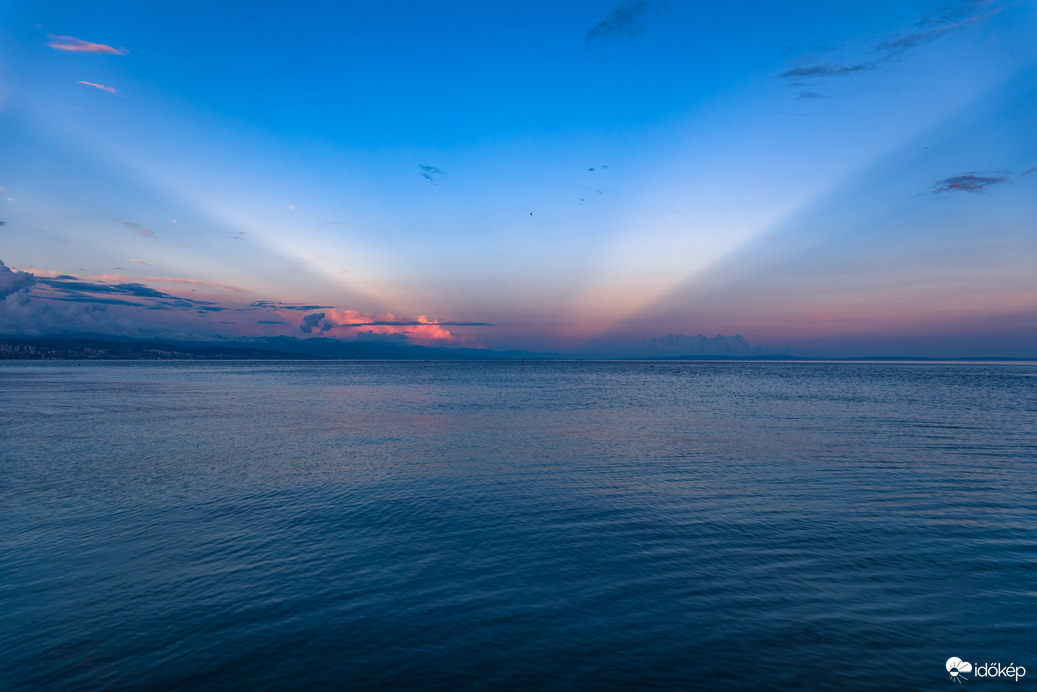  Gyönyörű krepuszkuláris esti sugarak keleten