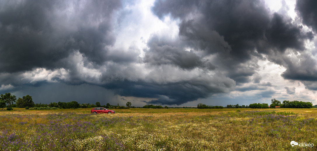 Balról már szórta az esőt a szörnyeteg!