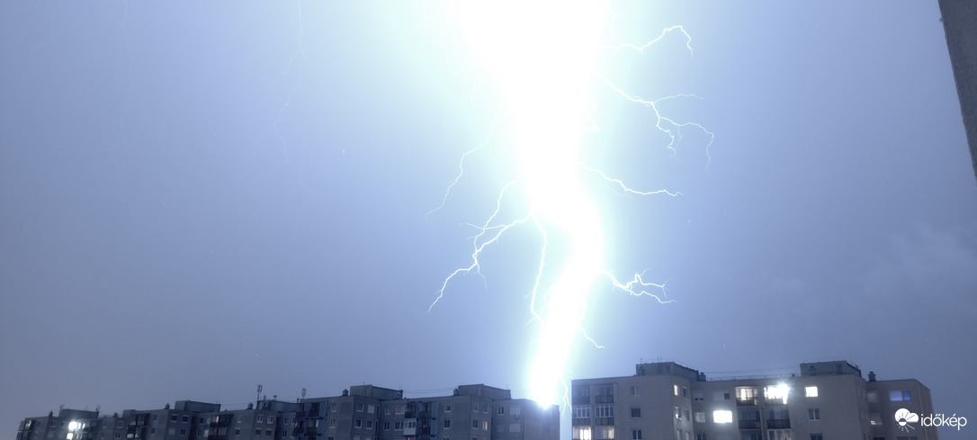 Hatalmas villám csapott bele a szemközti házba.