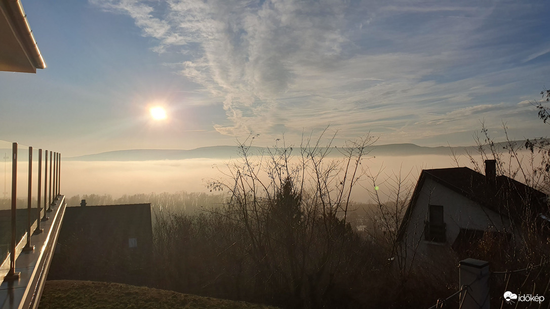 Ködpaplan alatt a Balaton