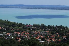 Ezért van kevés víz a Balatonban, Révfülöpnél egy  100 méteres tengerszem alakult ki ...