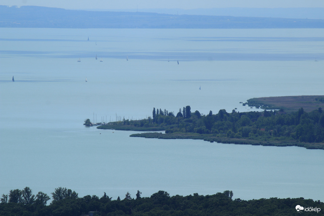 Csodás panoráma a Fülöp-hegyi kilátóból a Balaton egészére.
