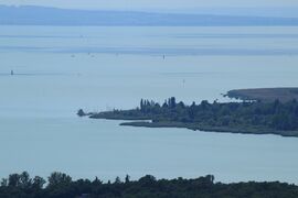 Csodás panoráma a Fülöp-hegyi kilátóból a Balaton egészére.