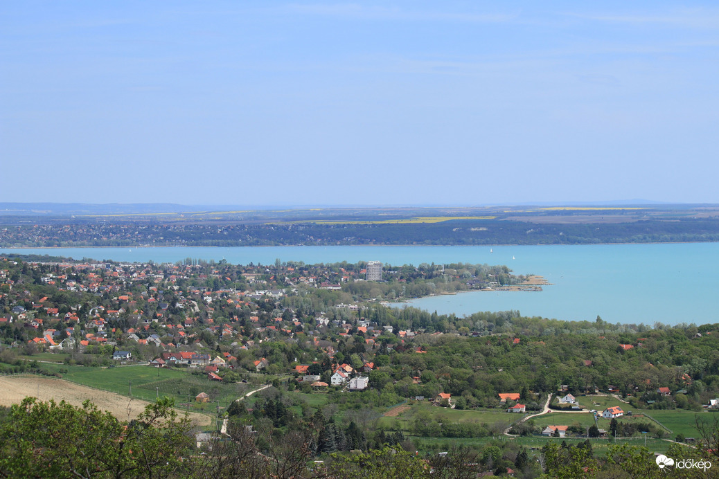 Balaton keleti medence, Balatonalmádi a Csere-hegyi kilátóból