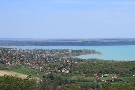 Balaton keleti medence, Balatonalmádi a Csere-hegyi kilátóból