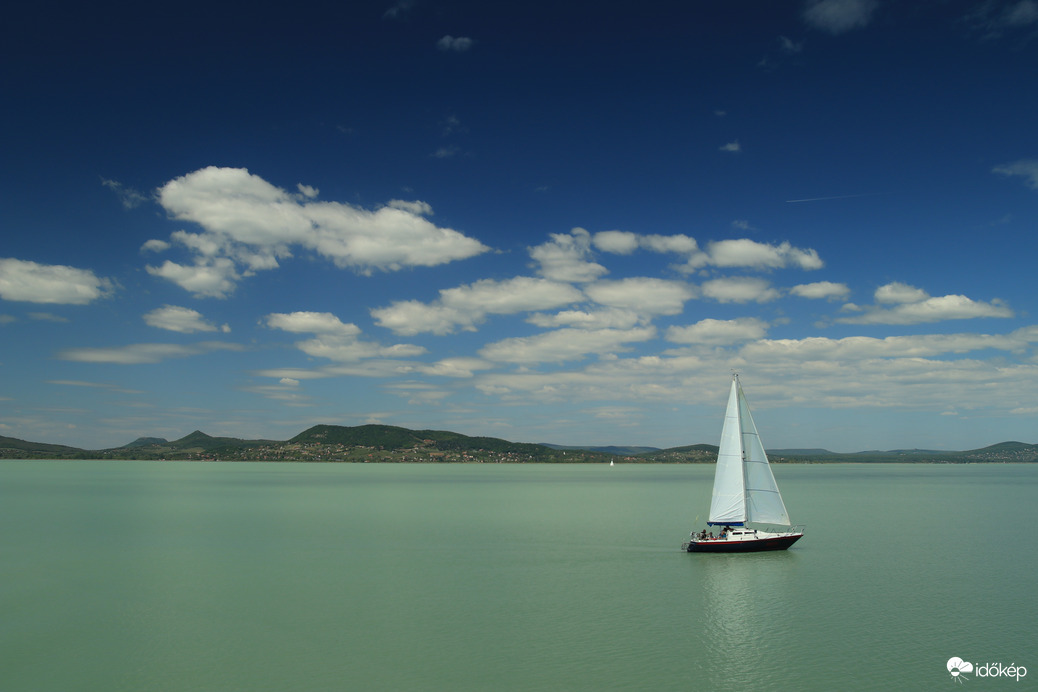 Balaton, kék ég, fehér felhők, vitorlás, nyugalom, mi kell több