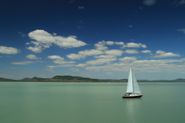 Balaton, kék ég, fehér felhők, vitorlás, nyugalom, mi kell több