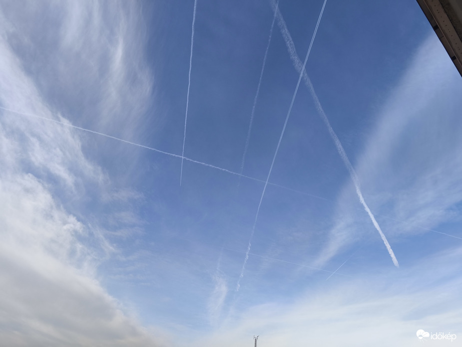 A rendőrnek biztos meggyűlt a baja kinek is van elsőbbsége.:)