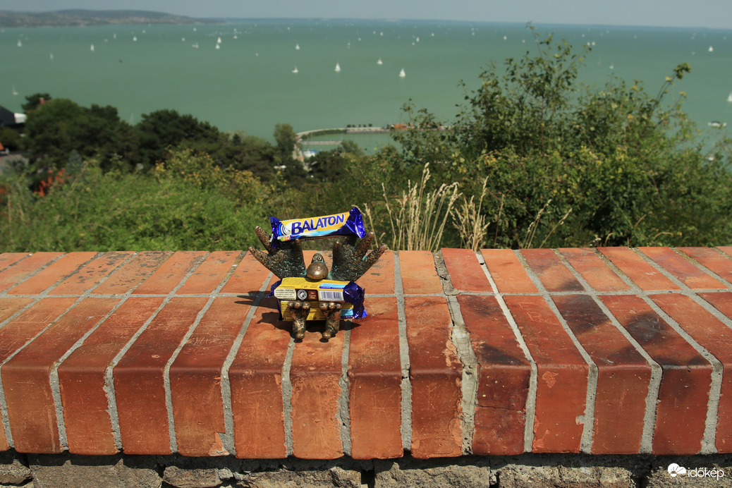 Gombóc Artúr nem tétlenkedett, begyűjtötte a Balaton szeleteket. :)