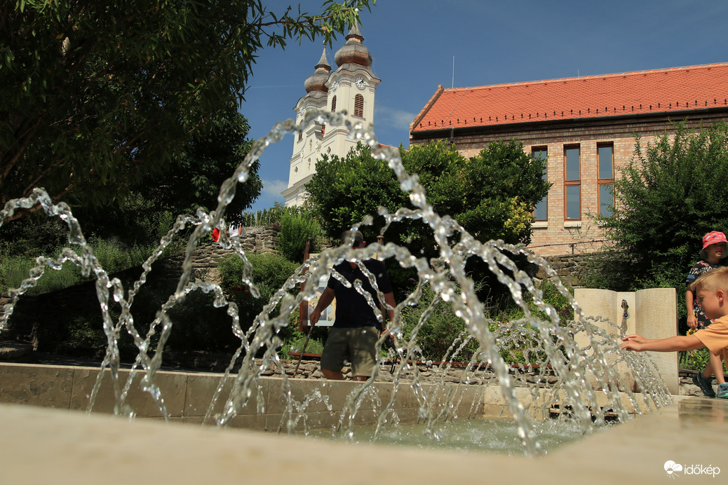 A Tihanyi apátság tornyai a vízcseppeken át.