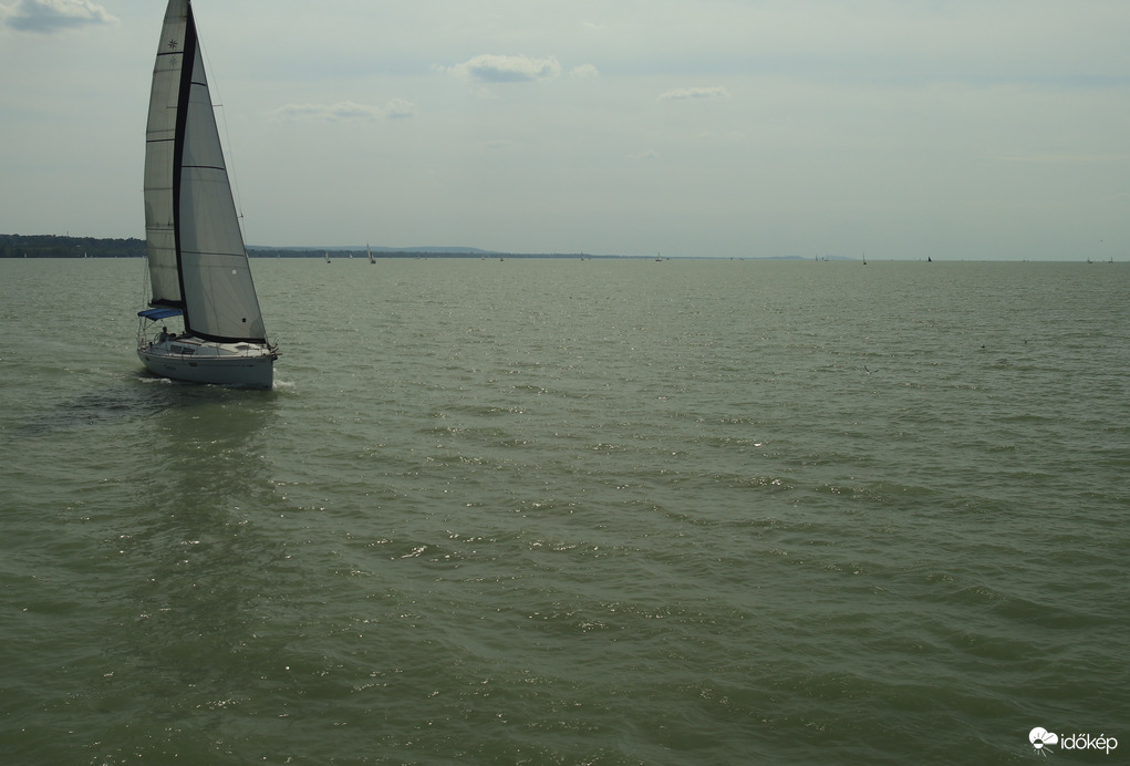Vitorlás, csillogó víz, napfény, ..., Balaton.