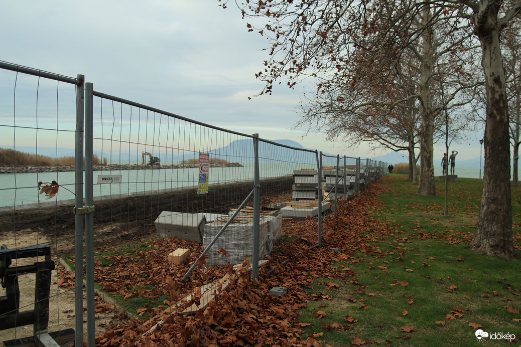 ... miért nem volt jó a régi fonyódi móló? Most lesz egy szürke beton építmény.