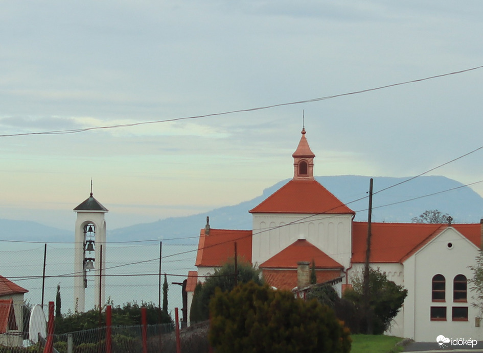 A Fonyódi Sípos hegyi kis templom, Badacsonyi háttérrel.