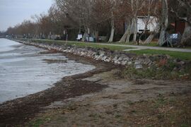 Jobb a vízállás mint egy hónapja, de látszik a part menti  köveken, legalább 30cm még hiányzik. Szomorú.