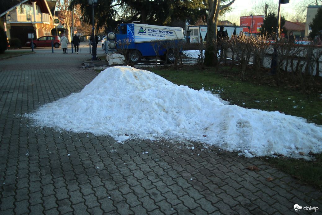 ... azt mondták kisebb helyeken hóesés várható, ez konkrétan a Balatonboglári jégpálya mellett meg is történt