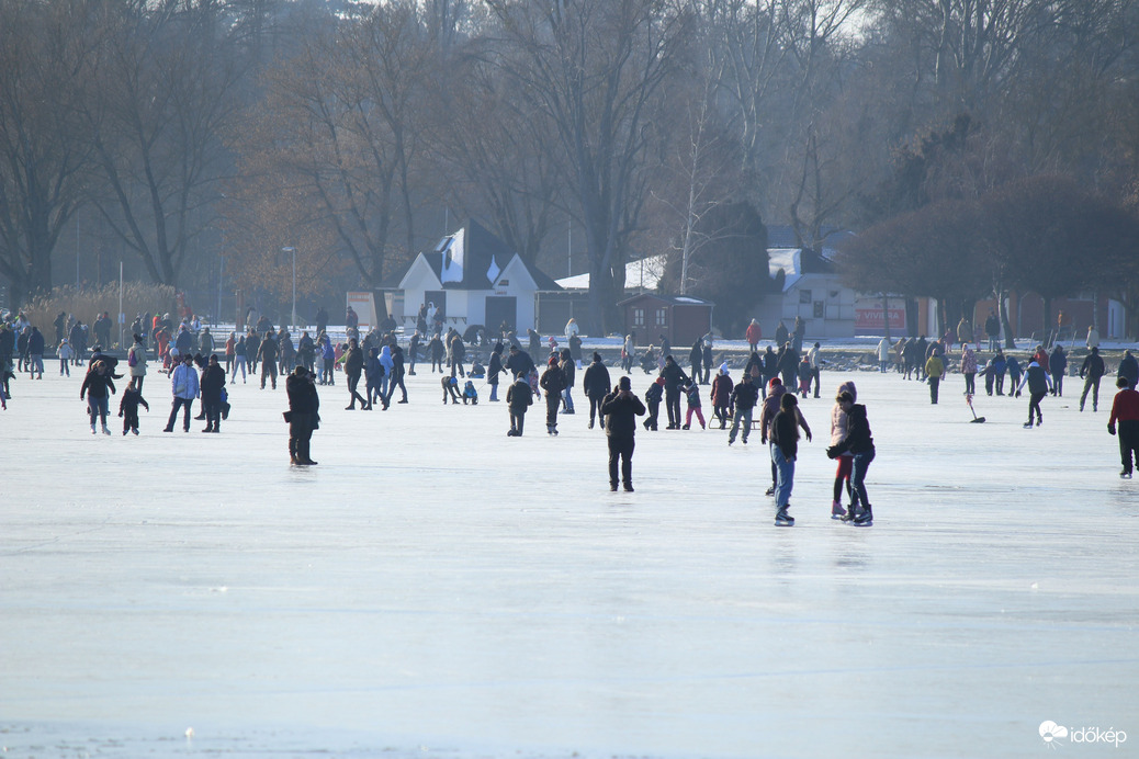A téli strandolók, felöltözve és a víz felett, nyáron ez másképp néz ki.