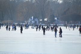 A téli strandolók, felöltözve és a víz felett, nyáron ez másképp néz ki.