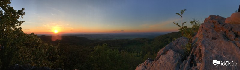 Naplemente a Bükk-hegységben található Látókövekről 2017. május 27-én