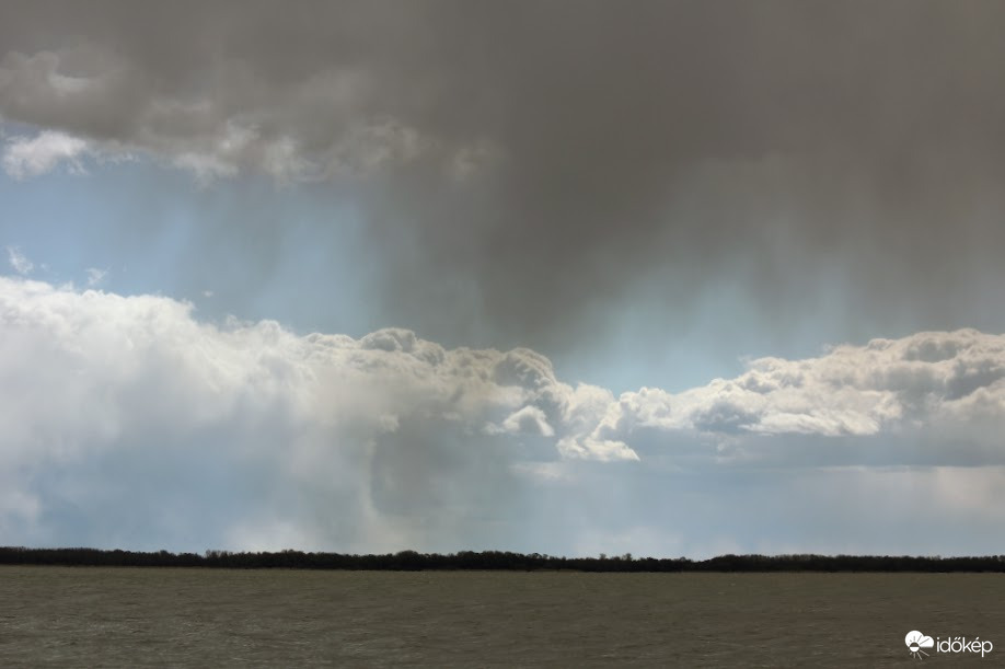 Felhők a Balaton felett