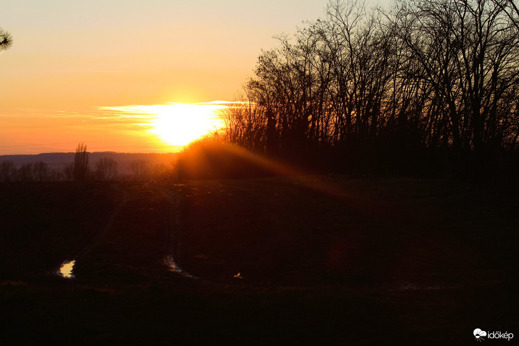 Kikacsint még pár sugár