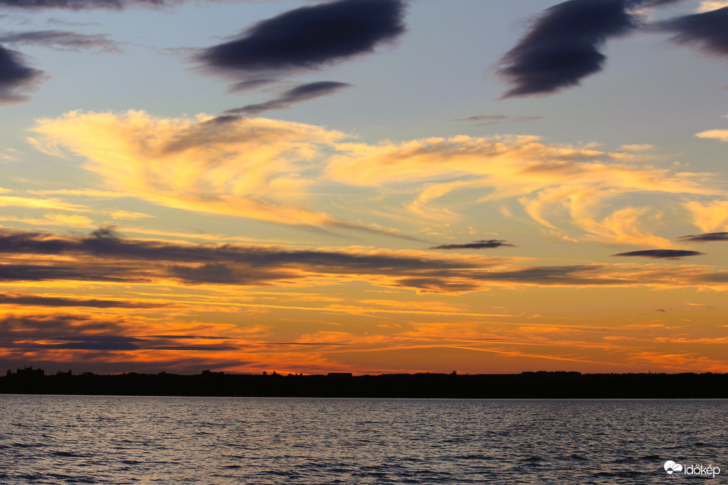 Valaki összefirkálta az eget