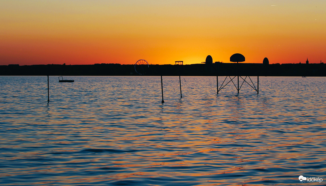 Kék, és narancssárga színekbe öltözött...