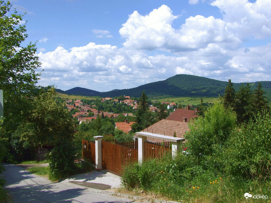 Pilisszentlászló látványa az országútról