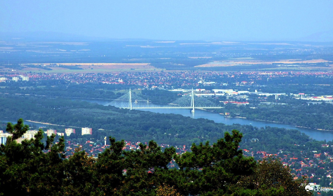 A Megyeri-híd látványa a Hármashatár-hegyről