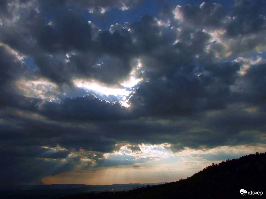 Látványos felhőjáték zivatar után 