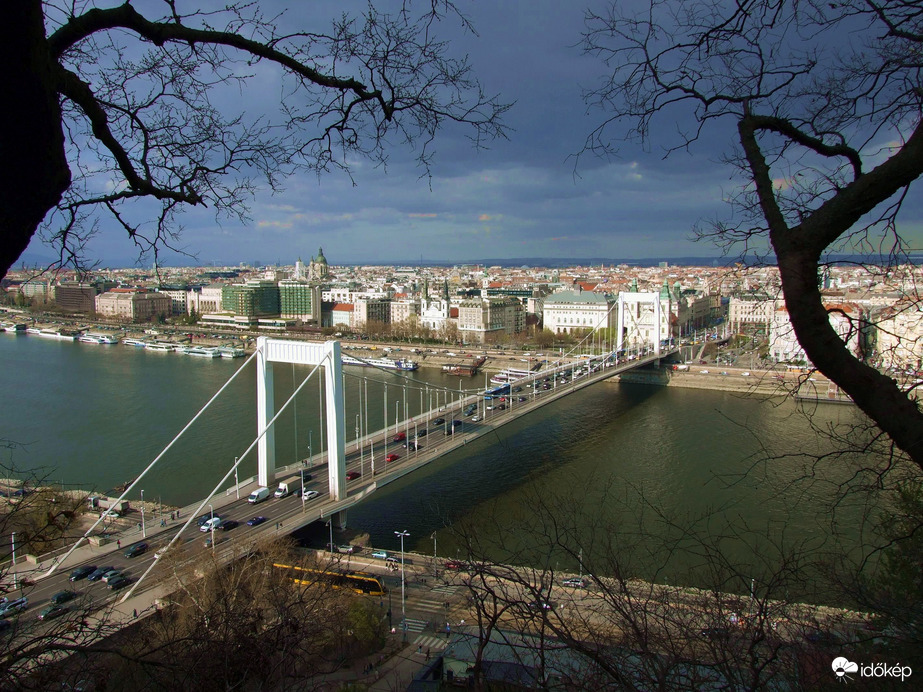 Alattunk az Erzsébet-híd 