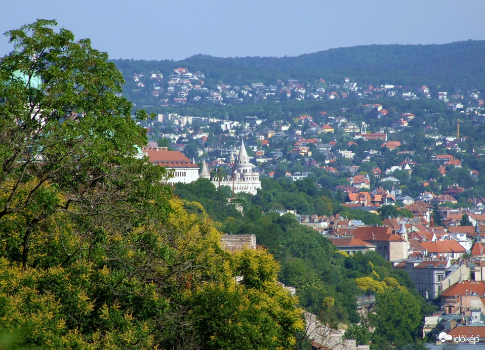 A Halászbástya látványa a Gellért-hegyről