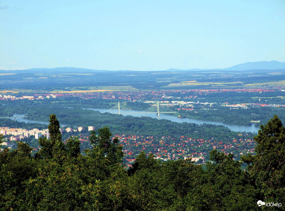 A Megyeri-híd látványa a kilátóból