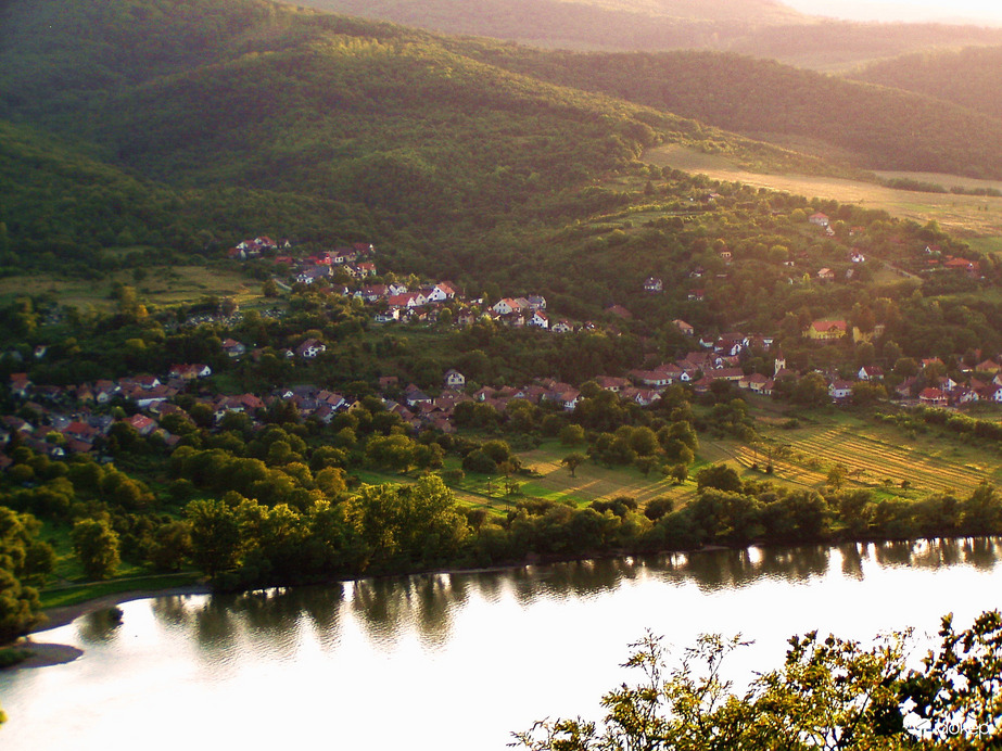 A dombokon hullámzó esti fény  
